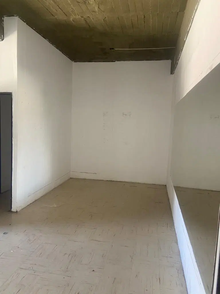 Local . | Av. Pres. Juan Domingo Peron al 4700 4