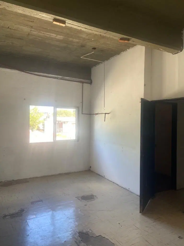 Local . | Av. Pres. Juan Domingo Peron al 4700 5