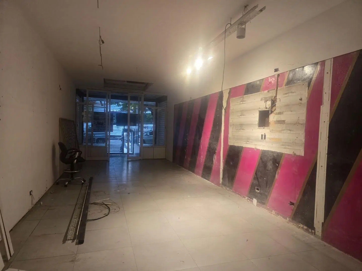 Local . | Av. Presidente Peron al 1300 2