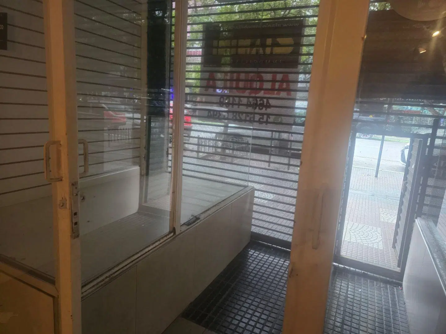 Local . | Av. Presidente Peron al 1300 1