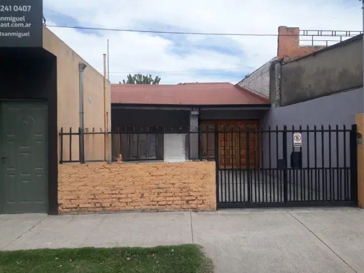 Casa 3 ambientes. | Av. Gaspar Campos al 700 2