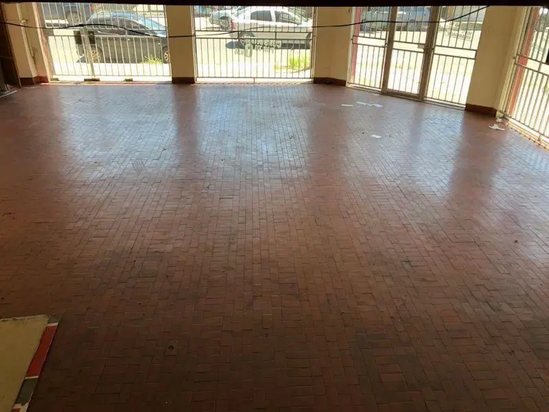 Local . | Av. Senador Moron al 700 5