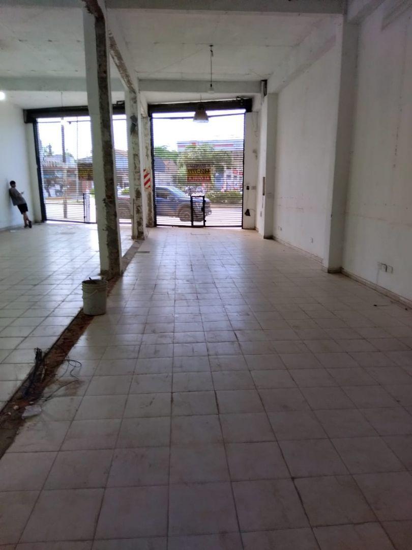 Foto de Local . | Av. Hipolito Yrigoyen al 1400, imagen 1