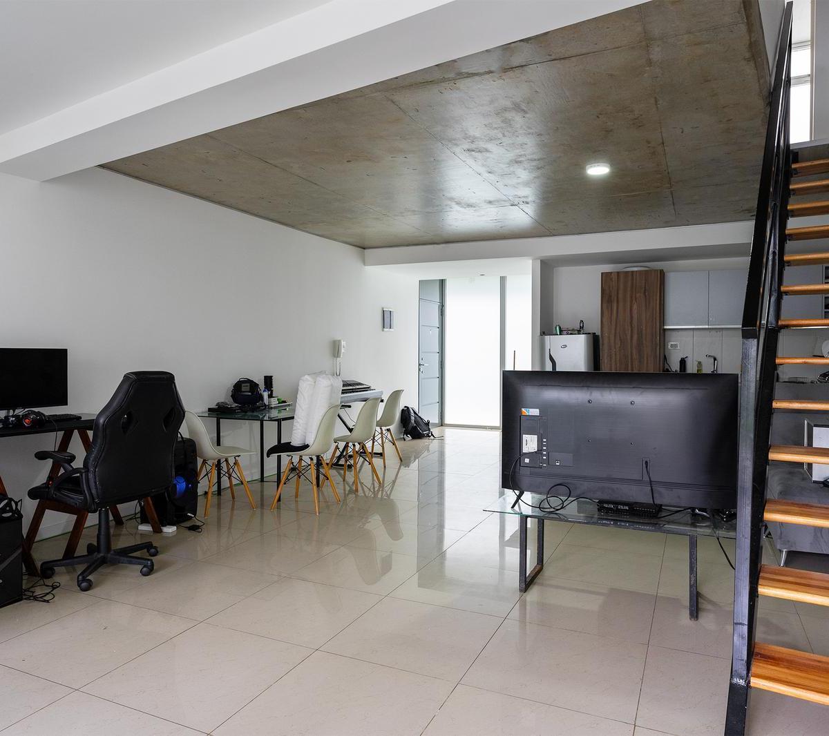 Venta Departamento Duplex Dos Dorm. Patio 4
