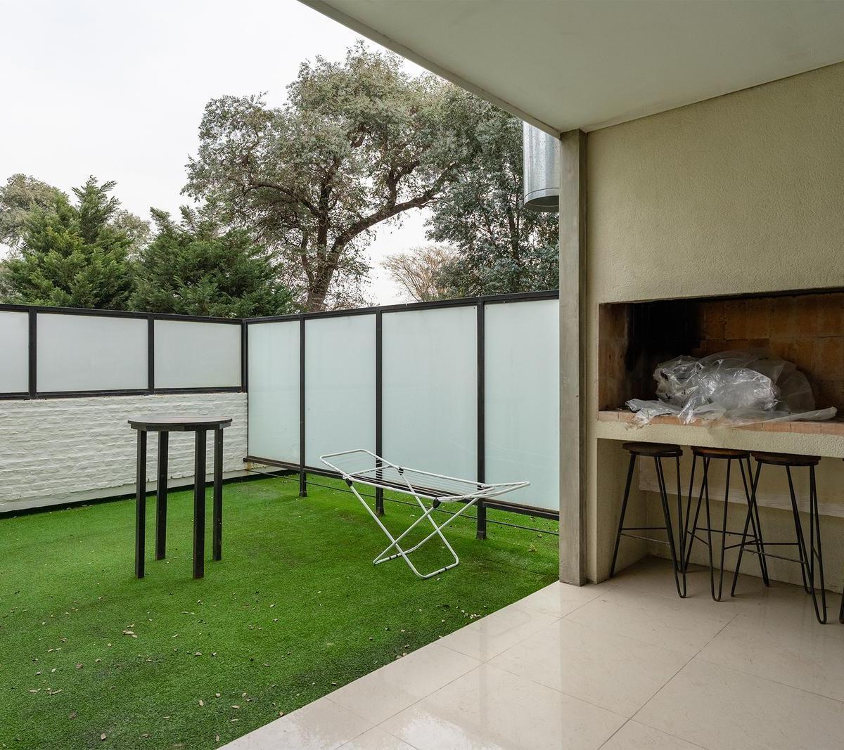 Venta Departamento Duplex Dos Dorm. Patio 1