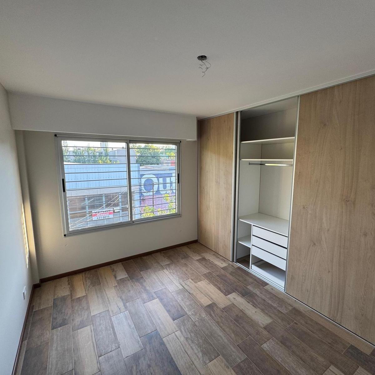 Venta Departamento Amplio Dos Dorm. Barrio Refineria Cochera 4