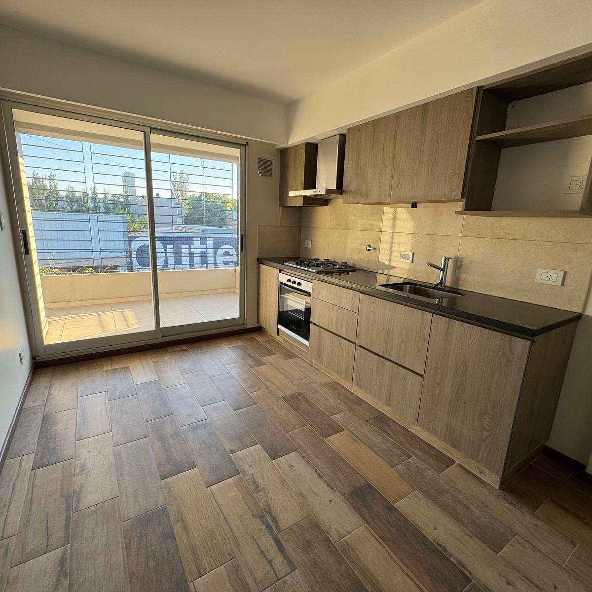 Venta Departamento Amplio Dos Dorm. Barrio Refineria Cochera 3
