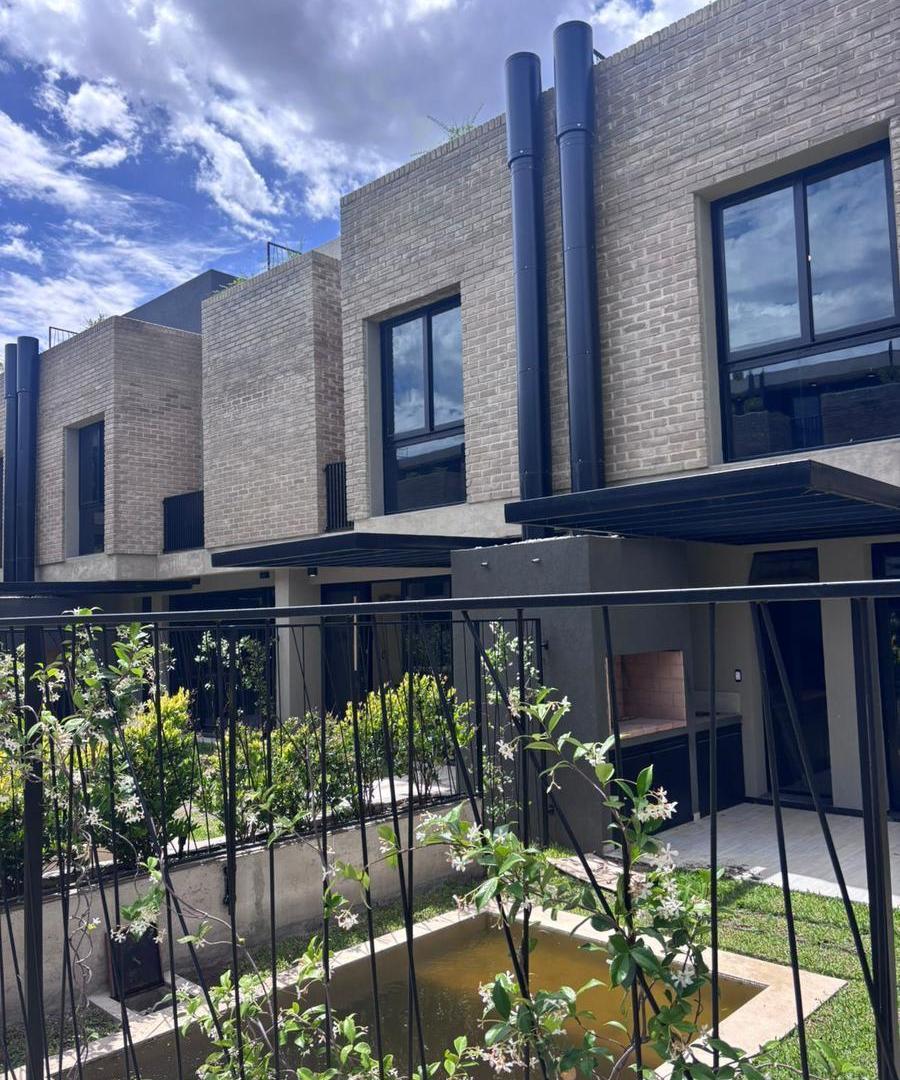 Venta casa en fisherton tres dormitorios pileta parrillero cochera