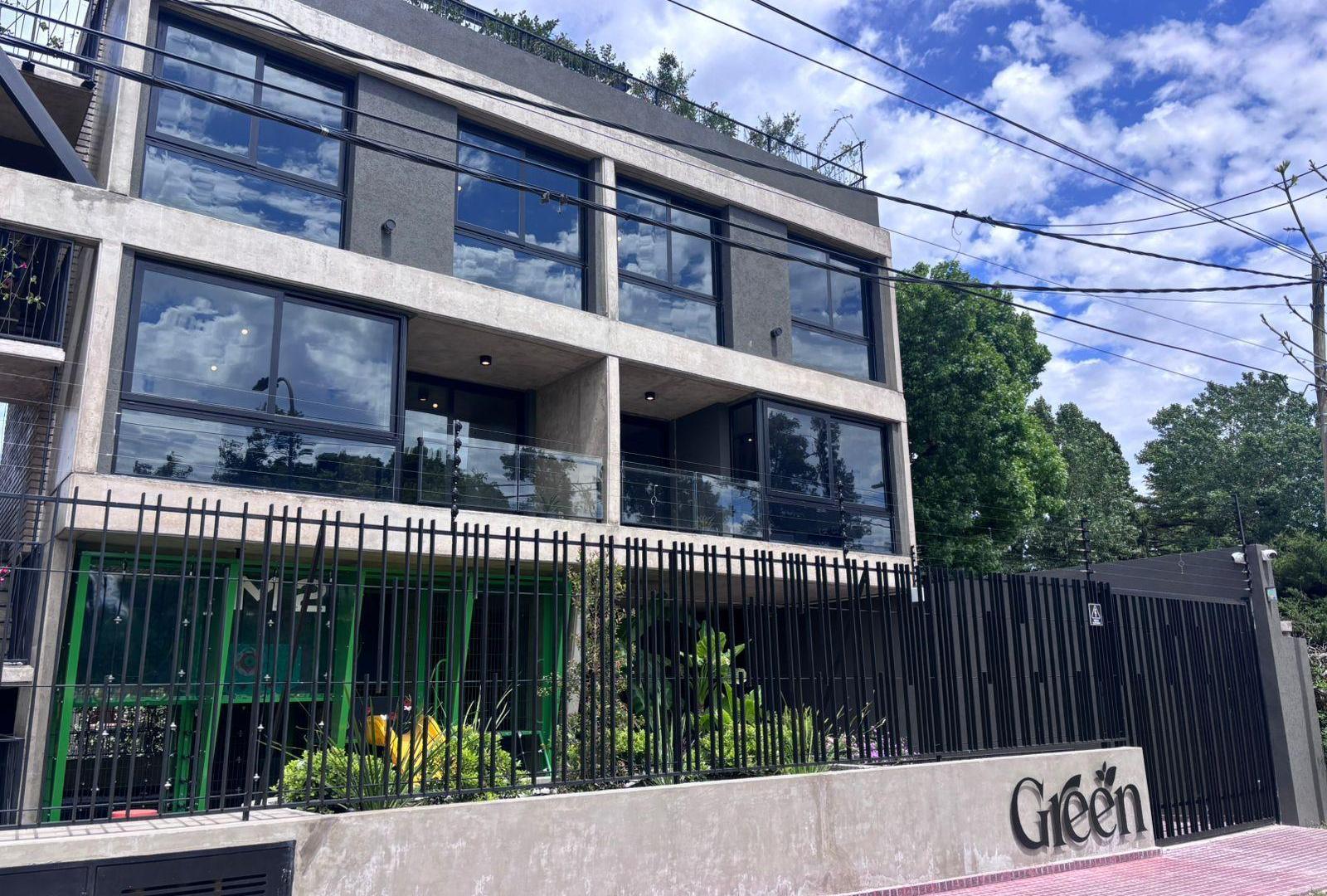 Venta casa en fisherton tres dormitorios pileta parrillero cochera
