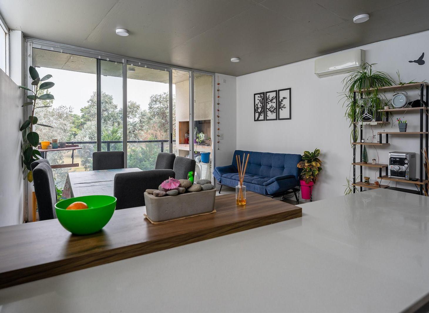Venta departamento un dormitorio cochera balcón fisherton
