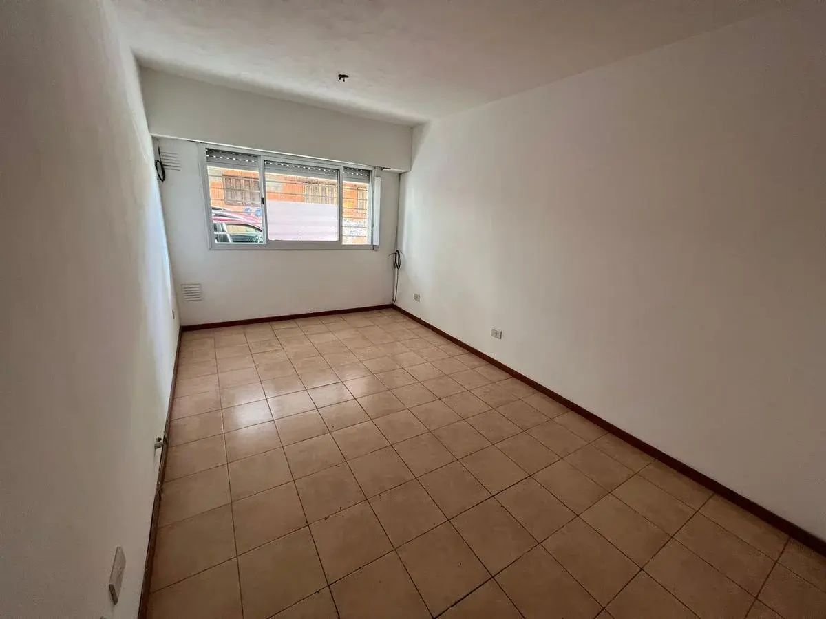 Departamento de 1 dormitorio con patio Luis Agote 3