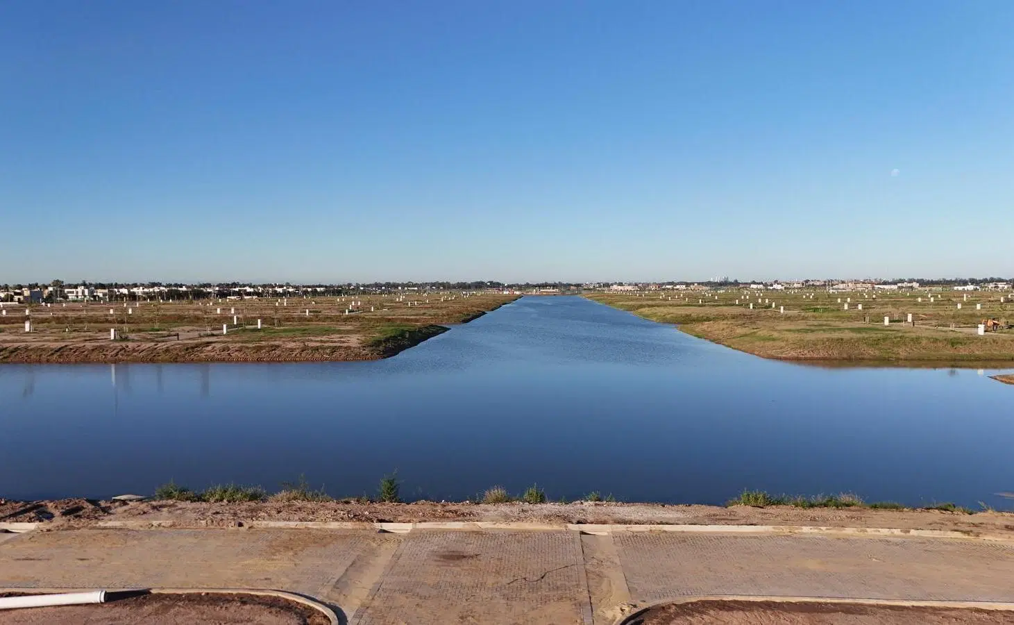 Venta casa tres dormitorios dos cocheras y pileta en Funes Lakes 8