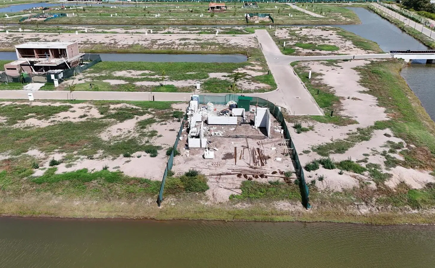 Venta casa tres dormitorios dos cocheras y pileta en Funes Lakes 8