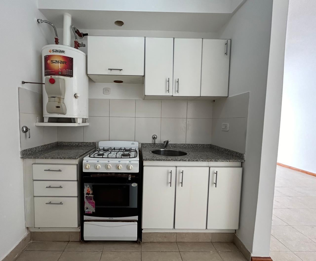 Foto de Venta Monoambiente, cocina separada y patio - Echesortu, imagen 4