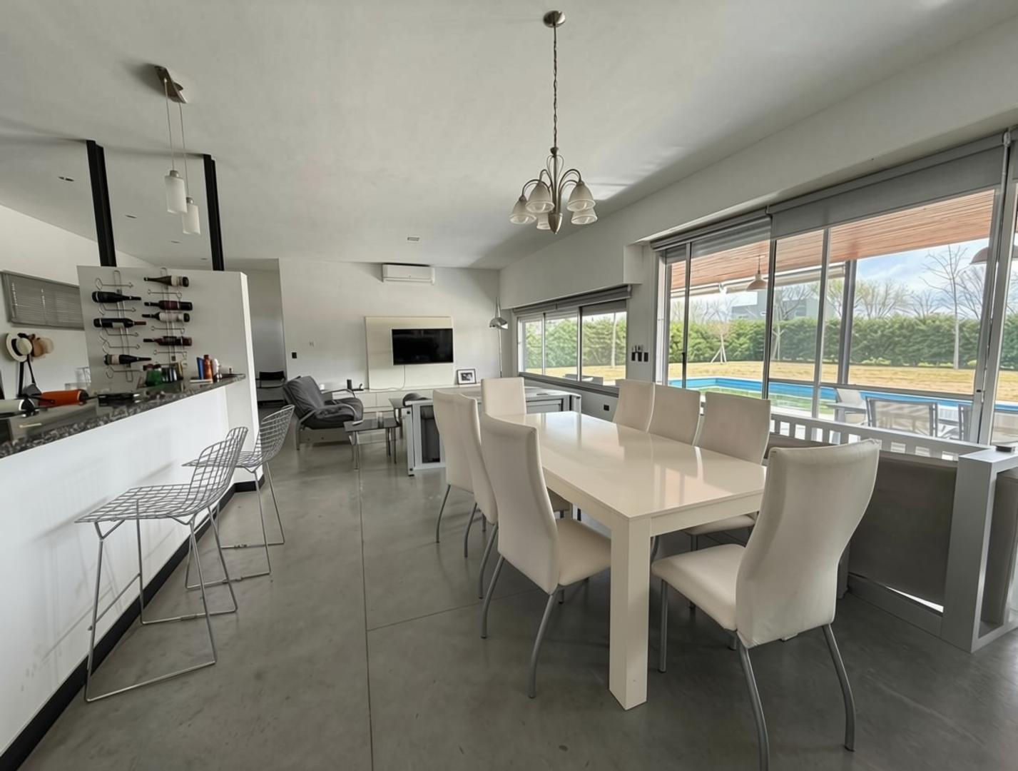 Foto de Venta Casa en Funes con Piscina, radiadores y cocheras, imagen 1