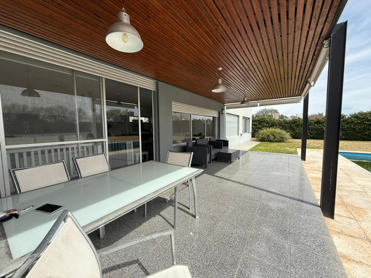 Foto de Venta Casa en Funes con Piscina, radiadores y cocheras, imagen 2