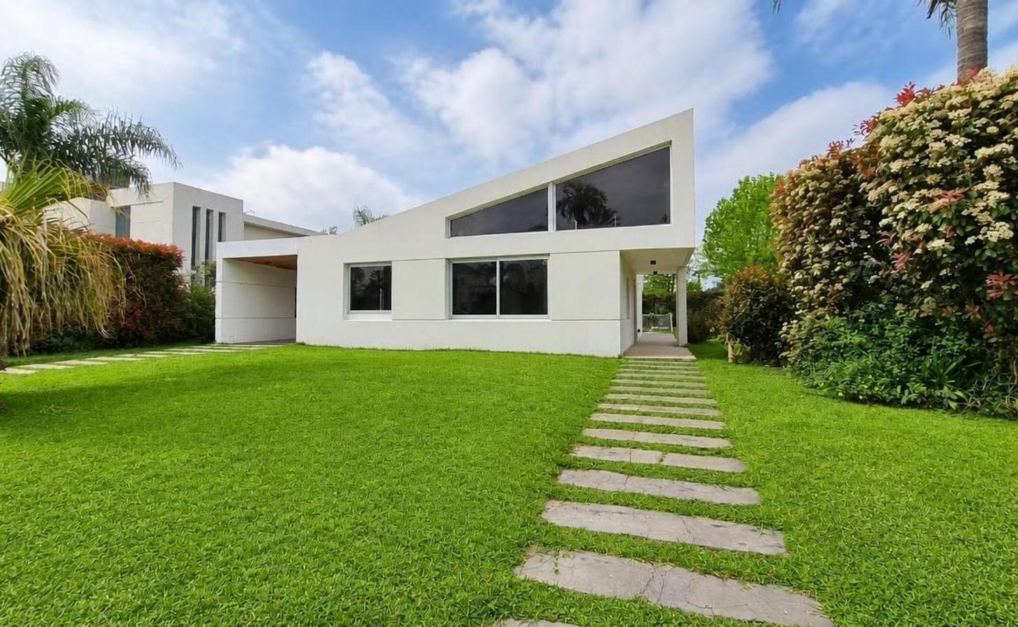 Foto de Venta Casa 3 dormitorios y Piscina en Funes Hills Miraflores, imagen 2