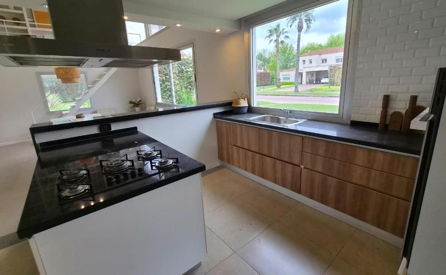 Foto de Venta Casa 3 dormitorios y Piscina en Funes Hills Miraflores, imagen 4