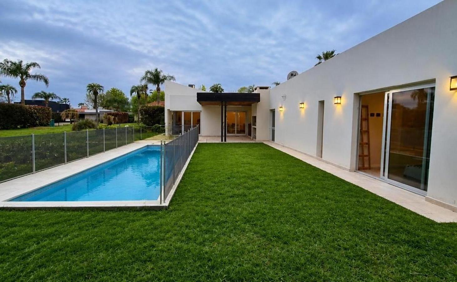Foto de Venta Casa 3 dormitorios y Piscina en Funes Hills Miraflores, imagen 1