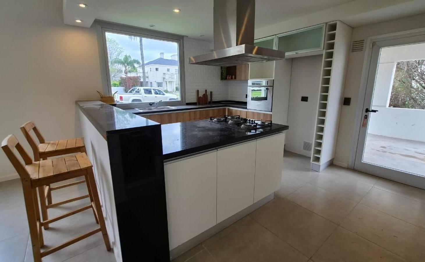 Foto de Venta Casa 3 dormitorios y Piscina en Funes Hills Miraflores, imagen 4