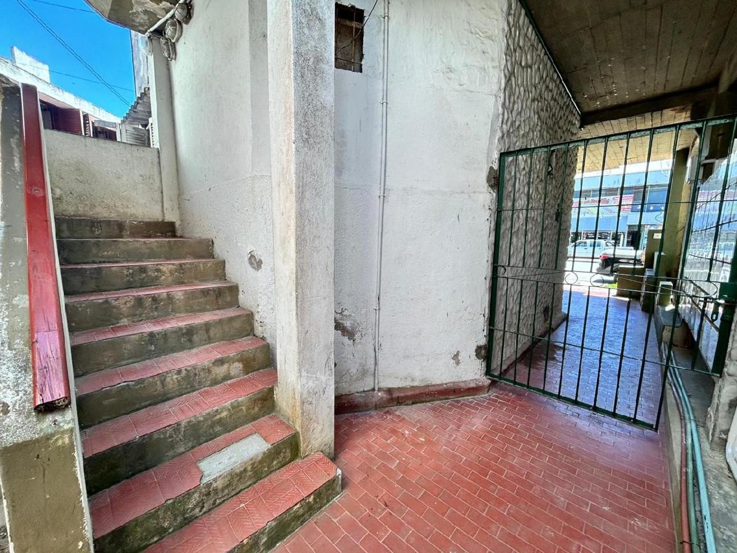 Foto de RETASADO!! DEPARTAMENTO 2 AMBIENTES - SOBRE AV SAN MARTIN, imagen 3