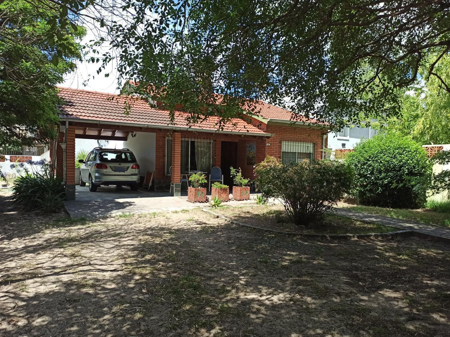 Foto de RETASADO !! HERMOSO CHALET 4 AMB- CON GAS NATURAL, imagen 2