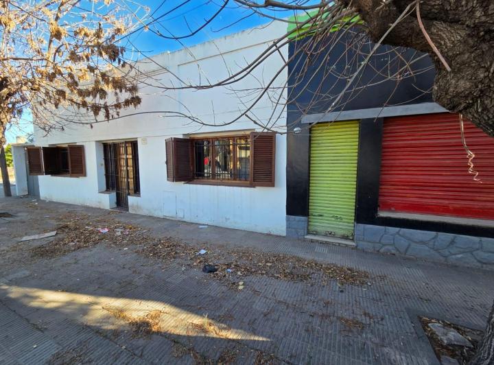 Casa 2 dormitorios + local comercial 3