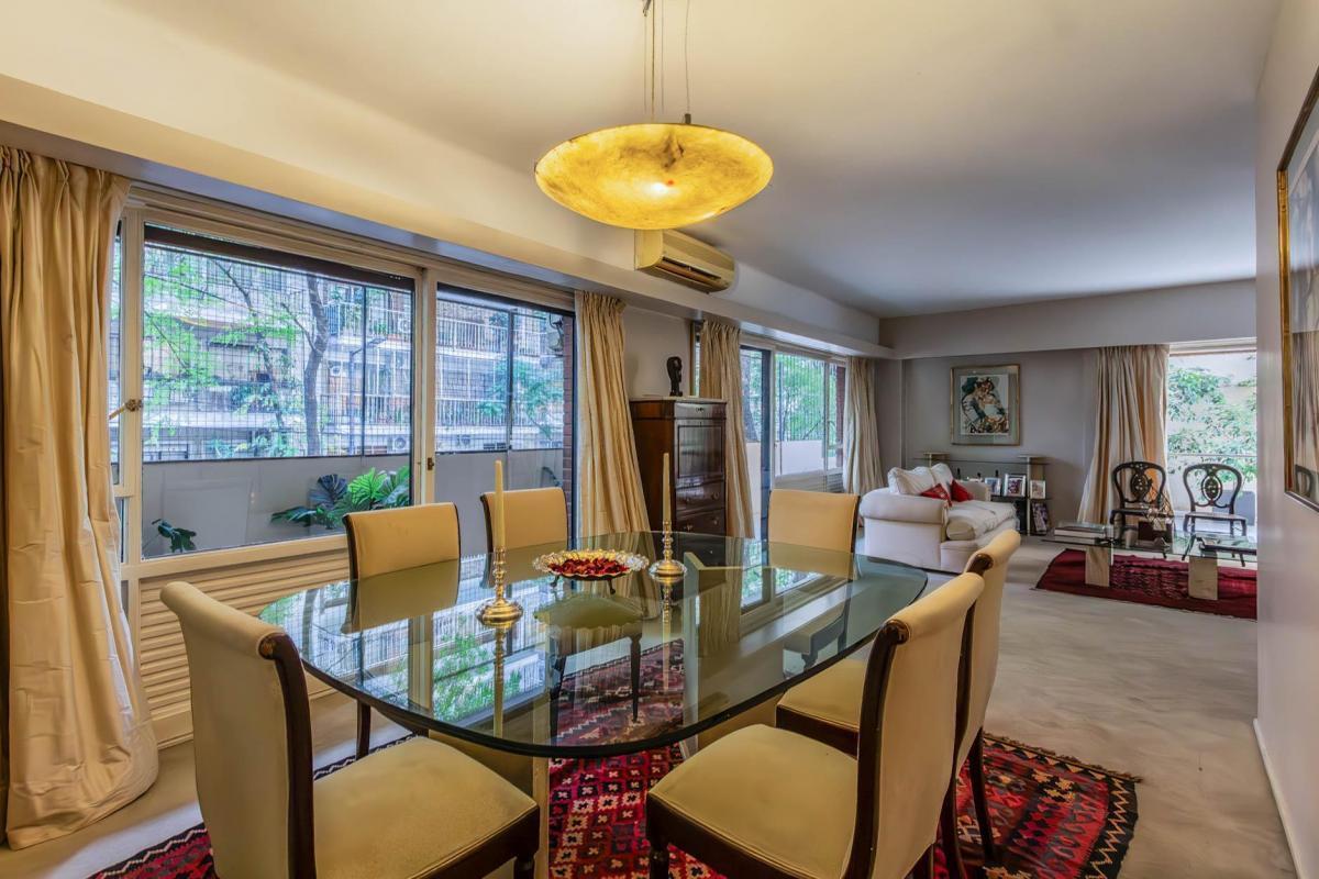 Piso de 5 ambientes en Palermo Chico con patio y cochera