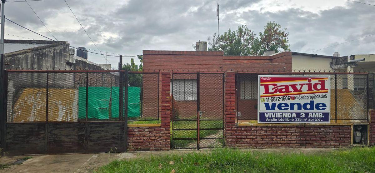CASA 3 AMB. C/ TERRENO Y PILETA