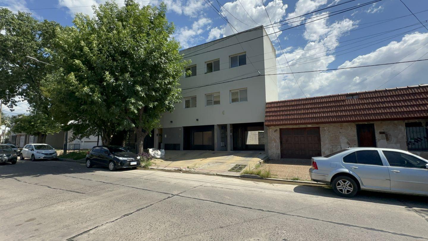 Venta de triplex de 3 dormitorios con cochera en barrio la loma, La Plata.