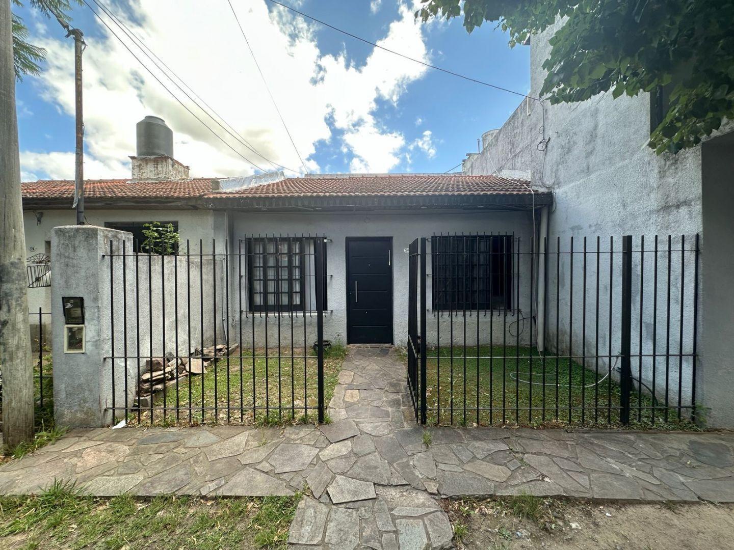 Venta de Casa 4 Dormitorios con parque y pileta en Villa Elisa, entre caminos.