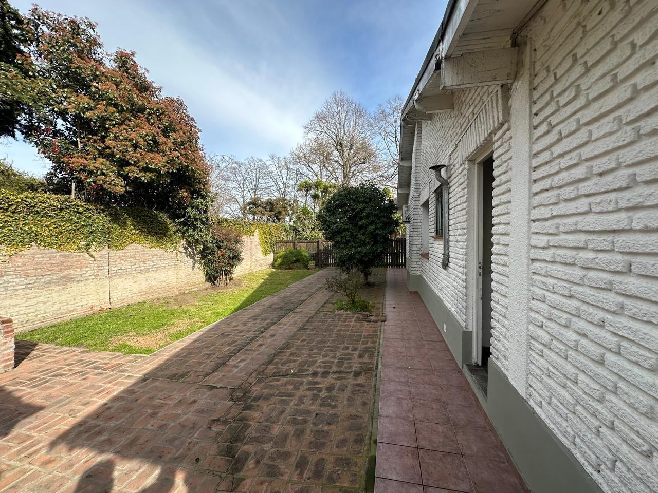 Foto de Venta de Casa de 3 Dormitorios, con parque y pileta en City Bell., imagen 3