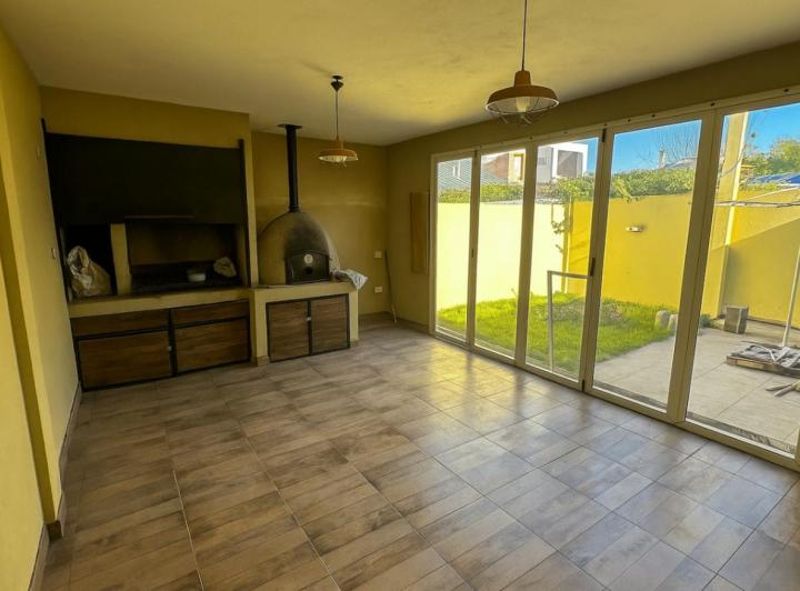 Casa en alquiler c/ cochera en Pablo Podestá 3