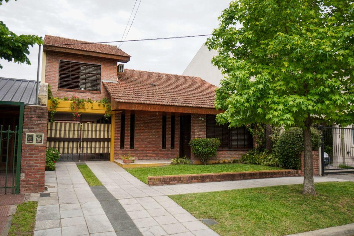 Casa en venta c/ cochera en Ciudad Jardín Lomas del Palomar