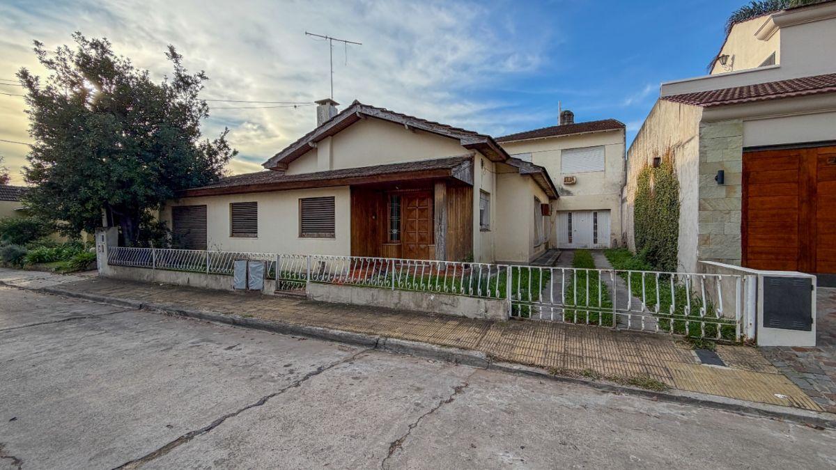 Casa en venta c/ cochera en Ciudad Jardín Lomas del Palomar