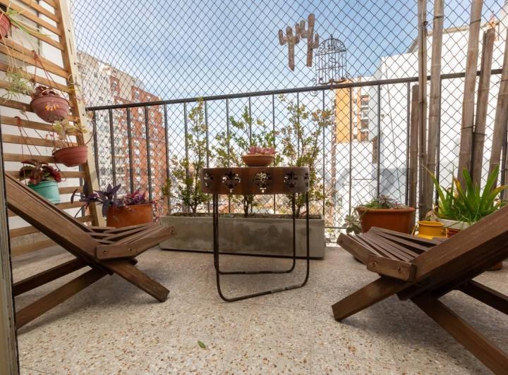 VENTA DE DÚPLEX 5 AMBIENTES CON DEPENDENCIA, 4 BALCONES Y COCHERA EN ALMAGRO 3