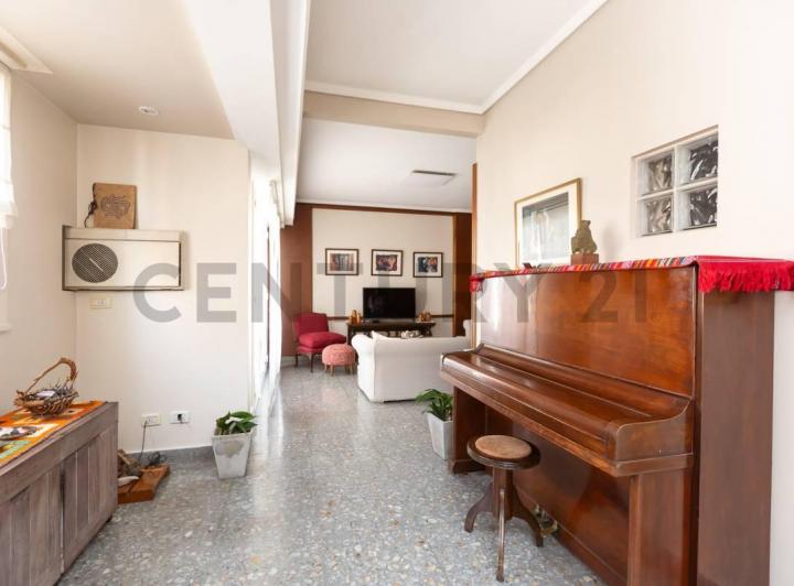 VENTA DE DÚPLEX 5 AMBIENTES CON DEPENDENCIA, 4 BALCONES Y COCHERA EN ALMAGRO 2