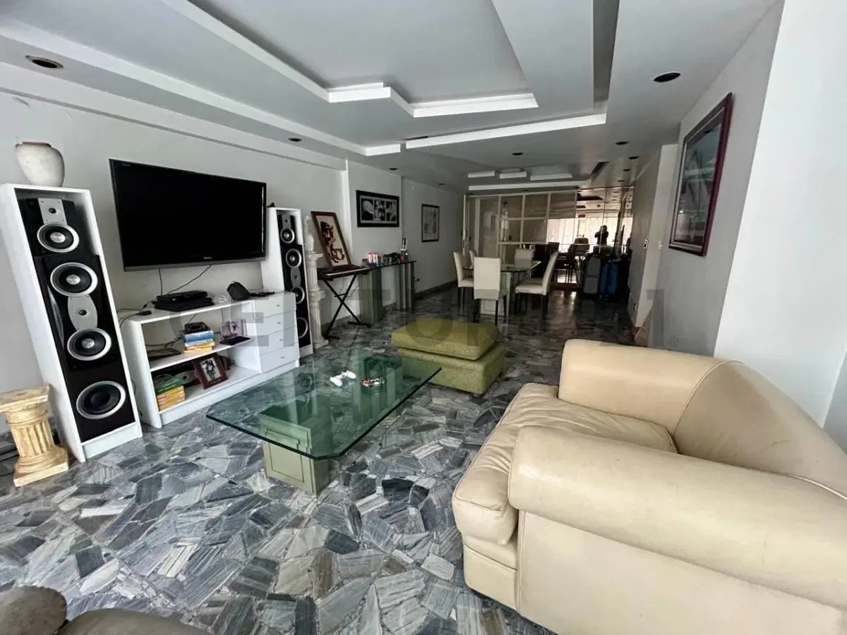 Venta Departamento 5 amb + dep + cochera + super luminoso 3