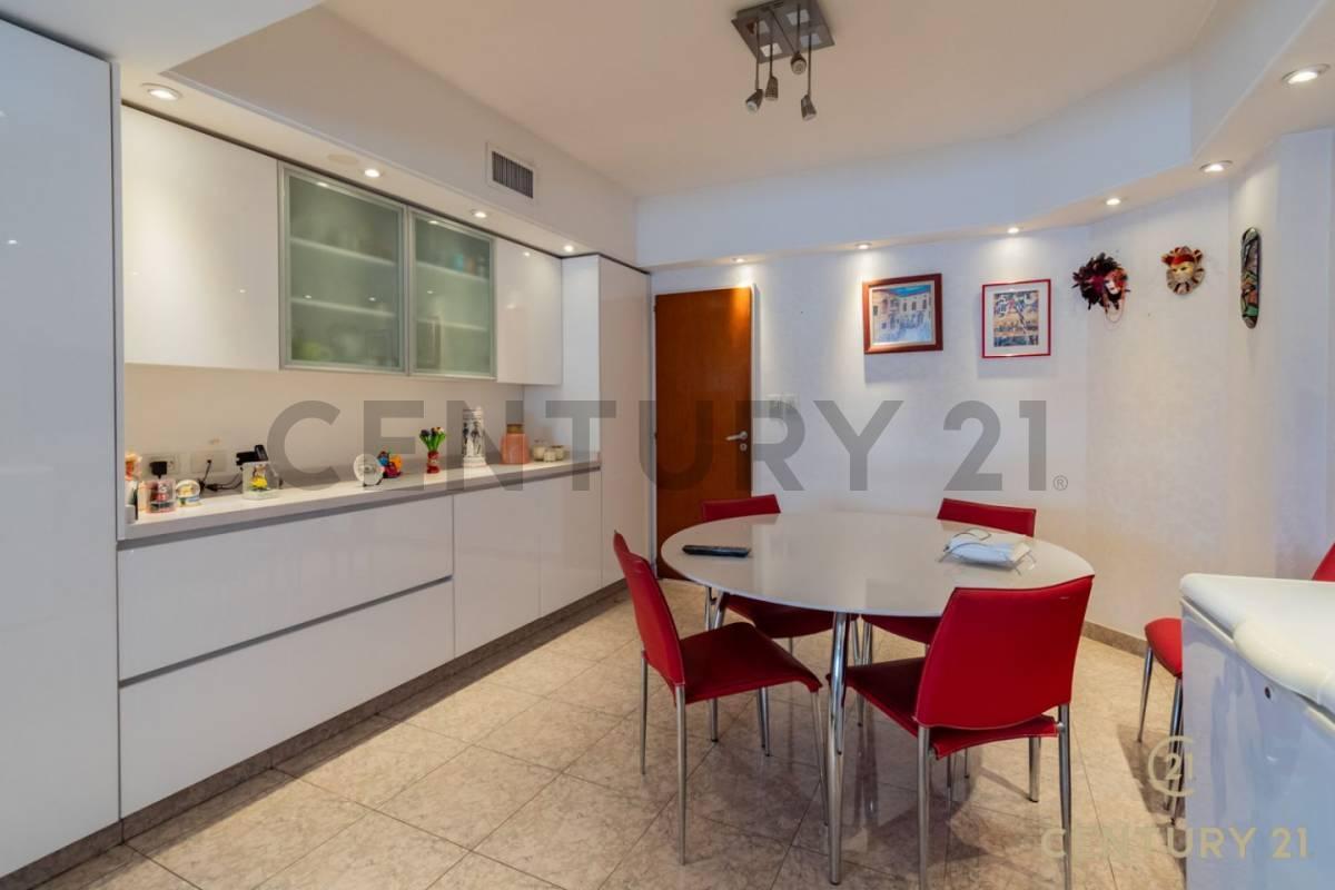 Foto de Venta Departamento 4 ambientes con dependencia en Flores sobre Avenida, imagen 1