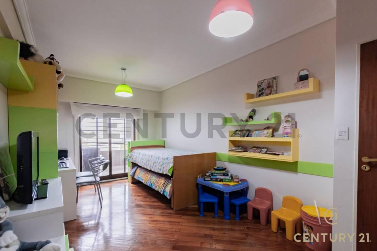Foto de Venta Departamento 4 ambientes con dependencia en Flores sobre Avenida, imagen 3