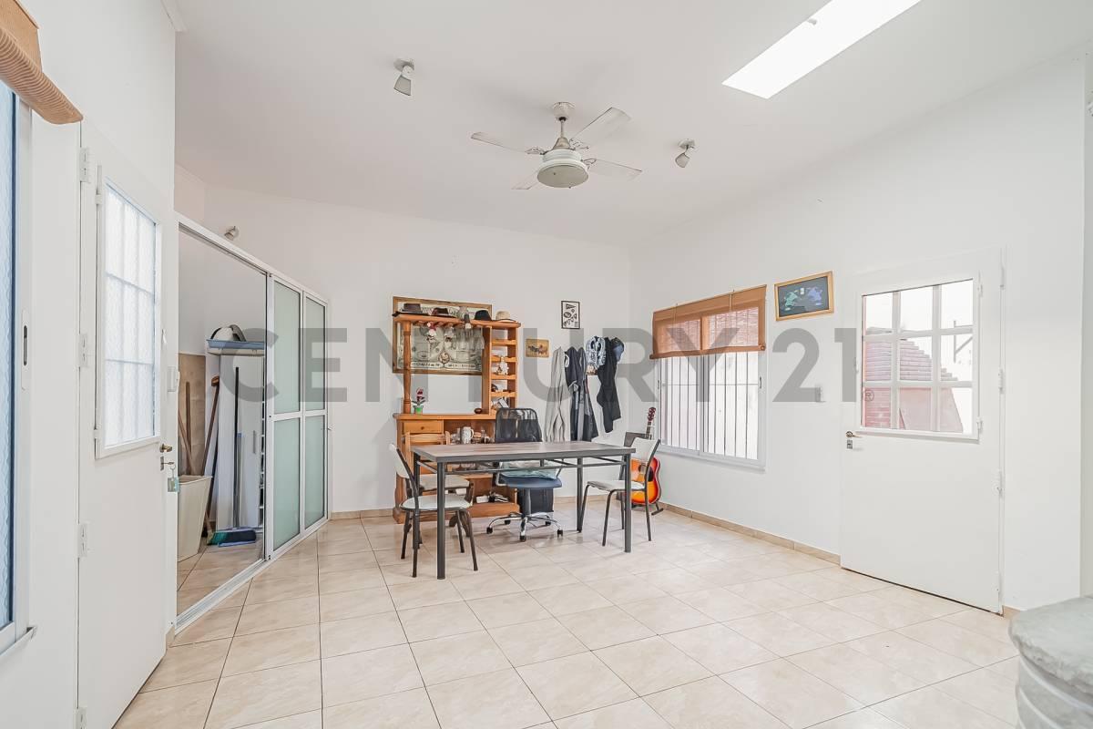 Foto de VENTA DE CASA AMPLIA SOBRE LOTE PROPIO EN EXCELENTE UBICACIÓN DE, imagen 2