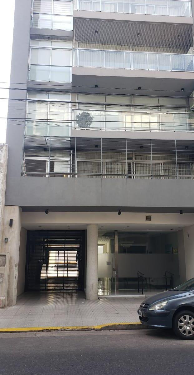 Excelente Piso de 4 Ambientes. Flores 1