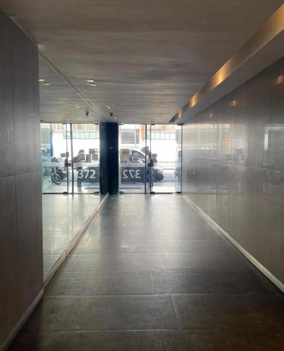 Foto de Excelente Oficina - en Venta Zona Flores, imagen 2