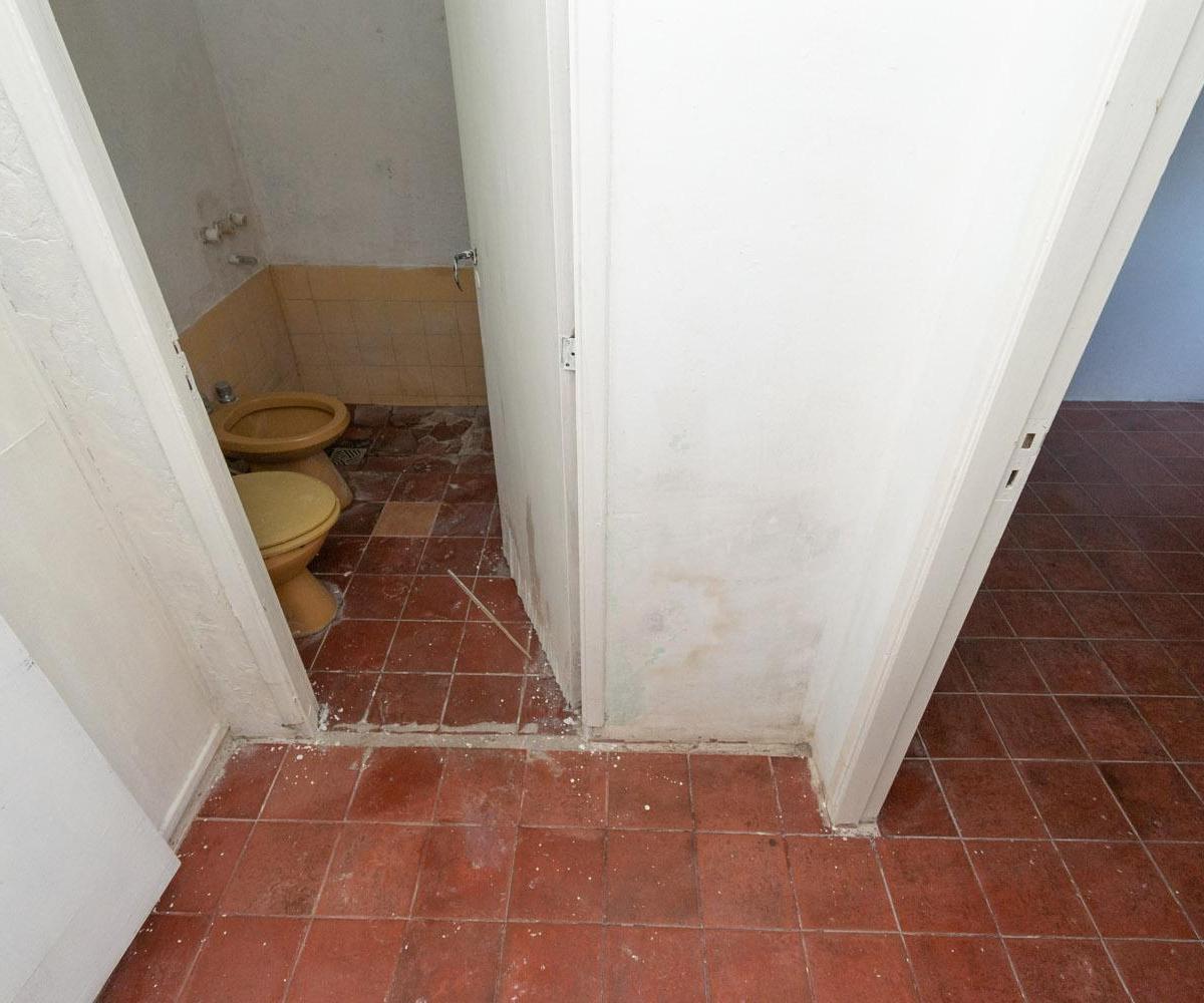 Venta Lote con Casa a Refaccionar y Pileta en Marcos Paz. Permuta o Financia 3