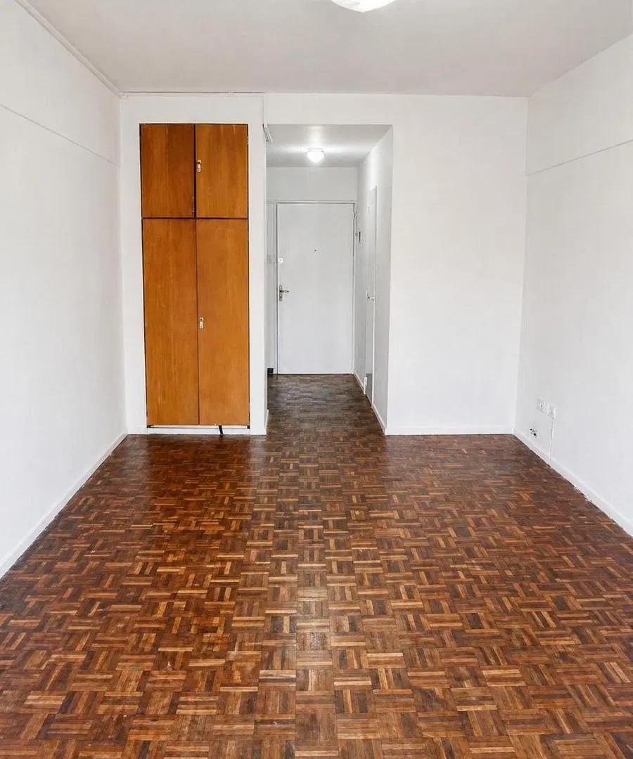Monoambiente con balcón y vista abierta – Excelente ubicación en San Cristóbal 2