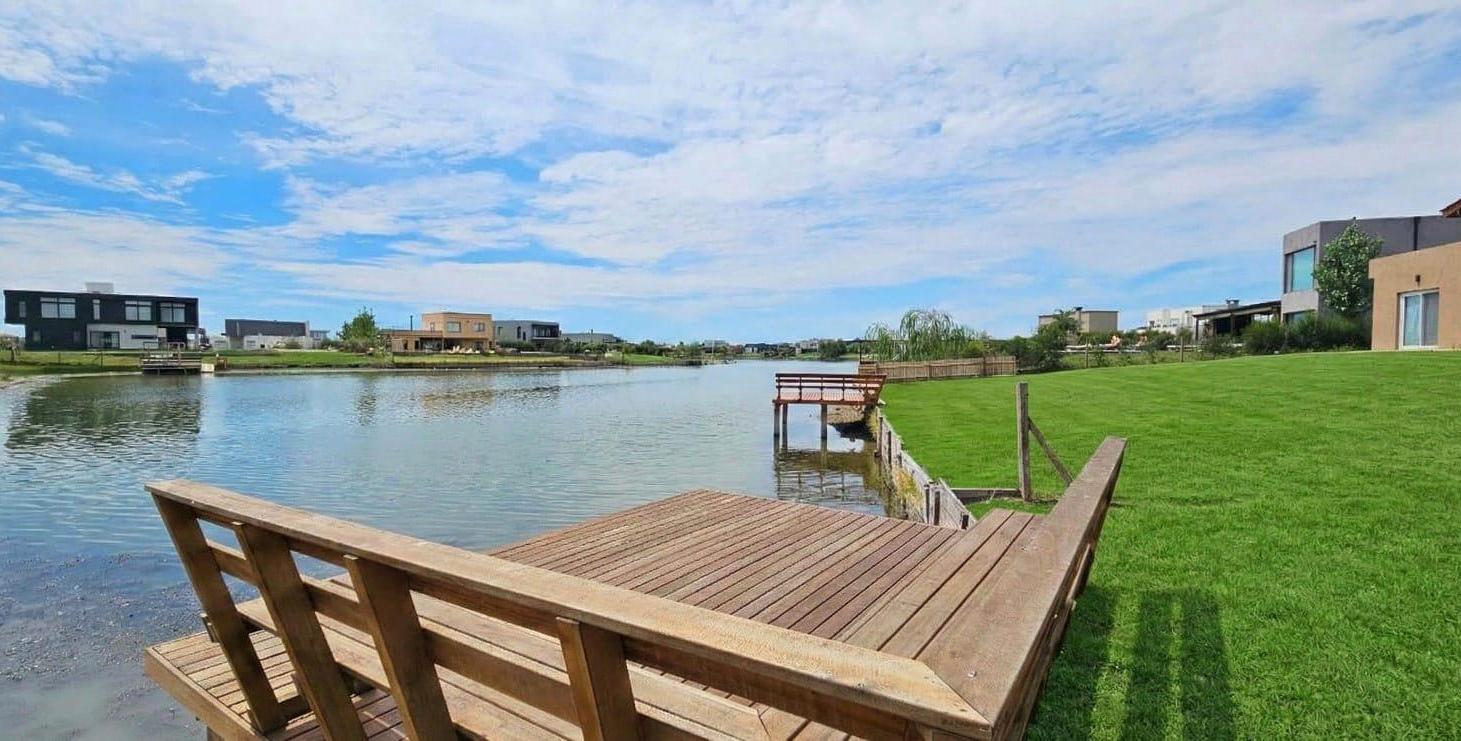 CASA 4 AMB A ESTRENAR VENTA A LA LAGUNA MUELLE PISCINA ORIENTACION NORTE SAN SEBASTIAN AREA 11