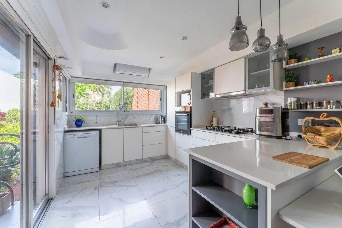 CASA EN VENTA 5 AMBIENTES CON PARQUE Y PILETA - DEVOTO 3