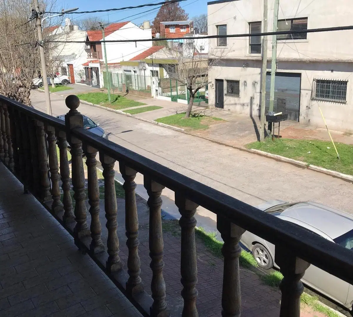 Propiedad ideal para 2 familias.  Zona de múltiples accesos 2
