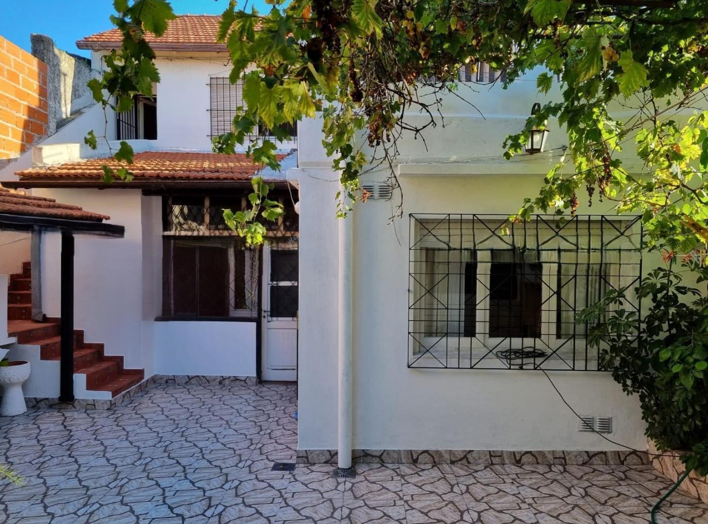 Propiedad ideal para 2 familias.  Zona de múltiples accesos