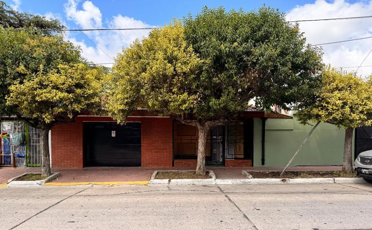Venta Casa 4 Ambientes y Monoambiente con Cocheras Jardín Parrilla en Villa Celina 3